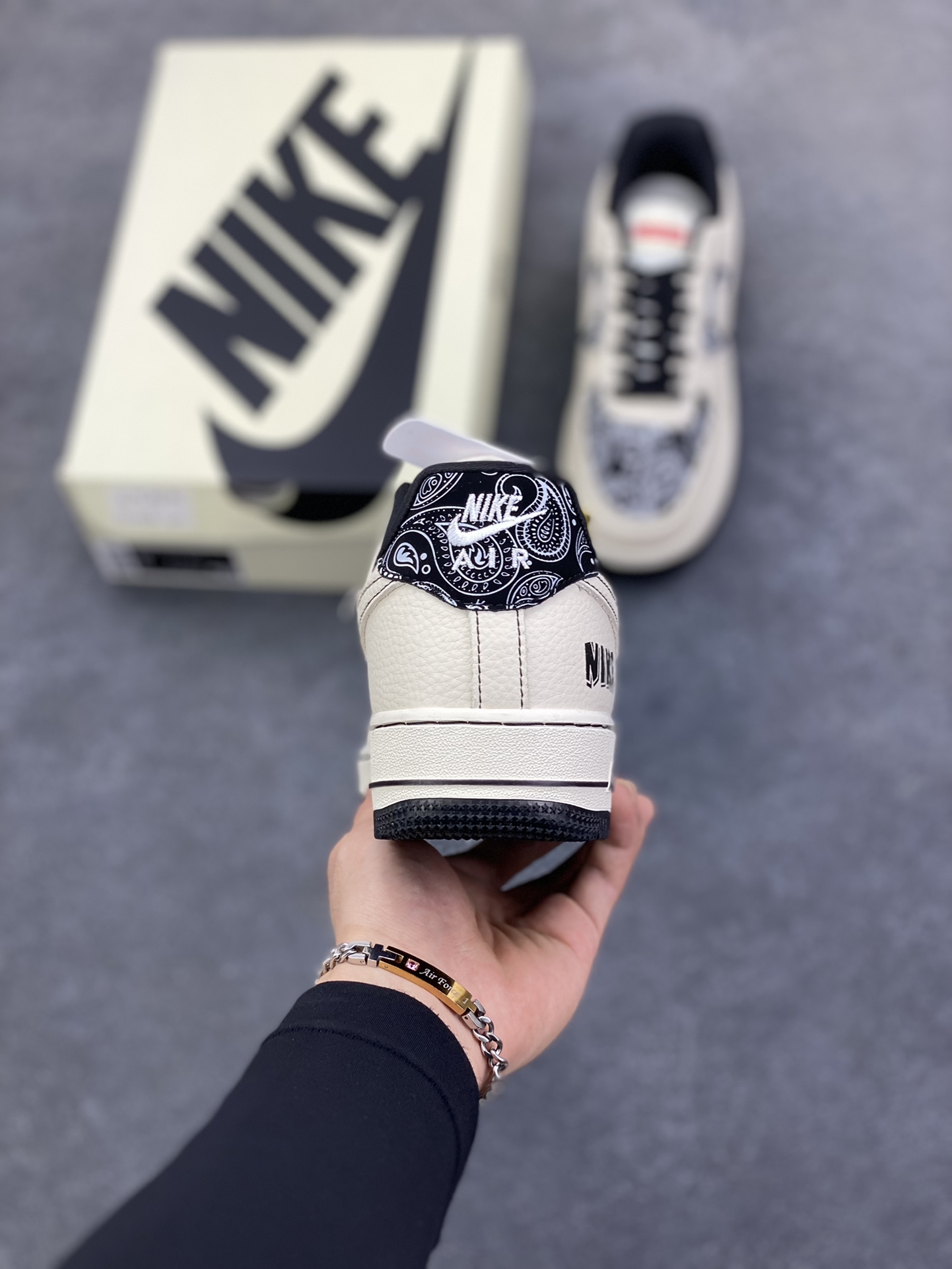图片[4]-NIke Air Force 1 \’07 Low 腰果花–经典白黑 空军一号低帮 运动鞋 休闲鞋 折边针车 工艺难度大 原楦头原纸板 高级牛仔 原装鞋盒 原厂鞋底 超高清洁度 细节完美 货号：ZD1988-005 尺码：36 36.5 37.5 38 38.5 39 40 40.5 41 42 42.5 43 44 44.5 45-选品中心