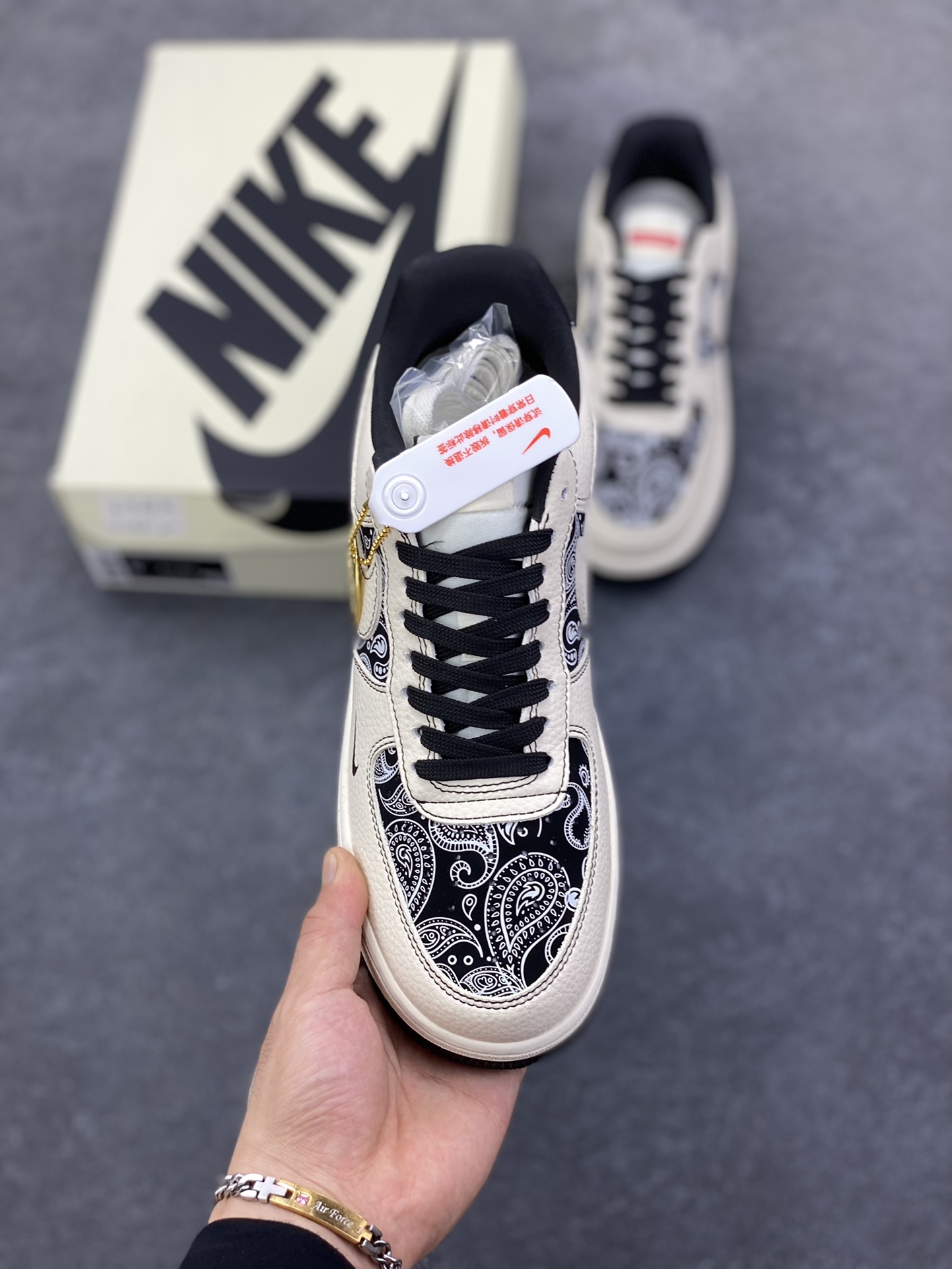 图片[2]-NIke Air Force 1 \’07 Low 腰果花–经典白黑 空军一号低帮 运动鞋 休闲鞋 折边针车 工艺难度大 原楦头原纸板 高级牛仔 原装鞋盒 原厂鞋底 超高清洁度 细节完美 货号：ZD1988-005 尺码：36 36.5 37.5 38 38.5 39 40 40.5 41 42 42.5 43 44 44.5 45-选品中心