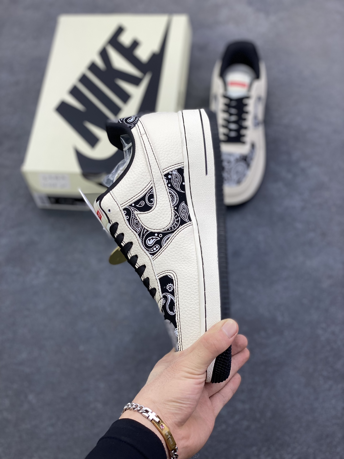 图片[3]-NIke Air Force 1 \’07 Low 腰果花–经典白黑 空军一号低帮 运动鞋 休闲鞋 折边针车 工艺难度大 原楦头原纸板 高级牛仔 原装鞋盒 原厂鞋底 超高清洁度 细节完美 货号：ZD1988-005 尺码：36 36.5 37.5 38 38.5 39 40 40.5 41 42 42.5 43 44 44.5 45-选品中心