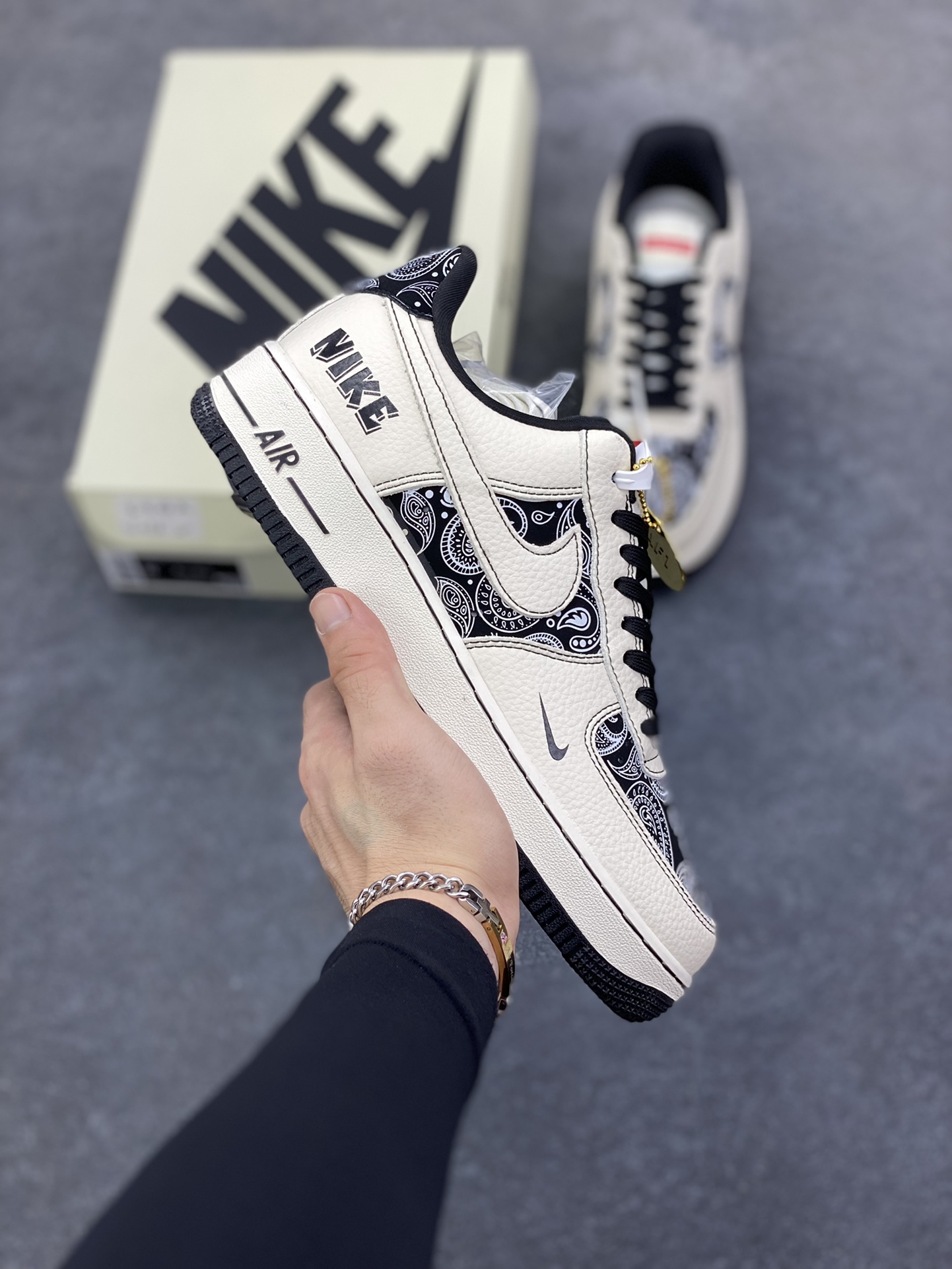 NIke Air Force 1 \'07 Low 腰果花--经典白黑 空军一号低帮 运动鞋 休闲鞋 折边针车 工艺难度大 原楦头原纸板 高级牛仔 原装鞋盒 原厂鞋底 超高清洁度 细节完美 货号：ZD1988-005 尺码：36 36.5 37.5 38 38.5 39 40 40.5 41 42 42.5 43 44 44.5 45-选品中心