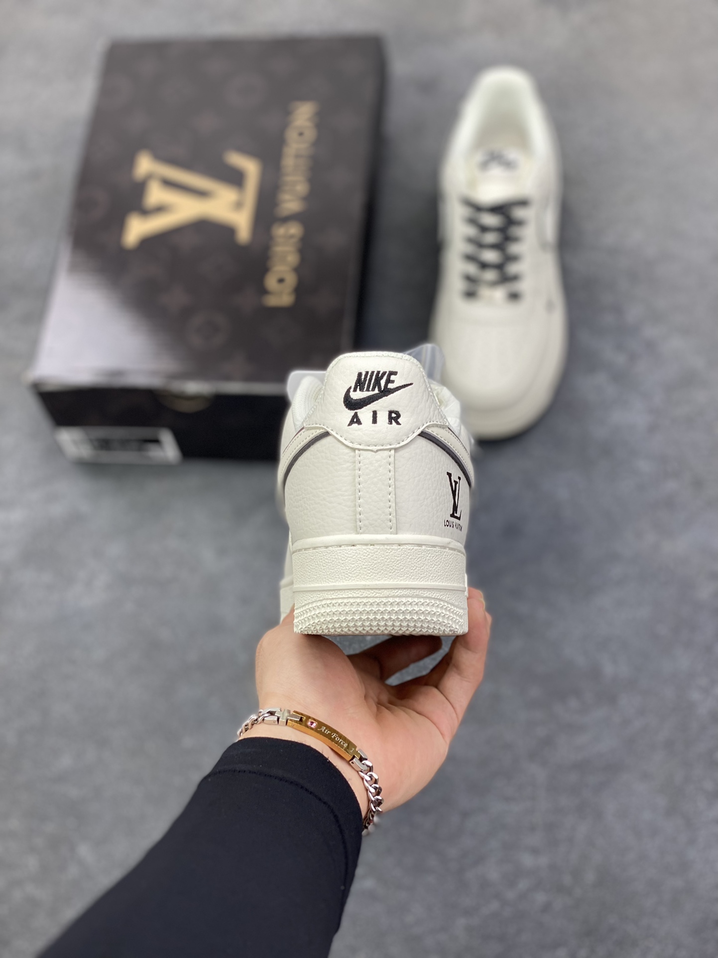 图片[4]-NIke Air Force 1 \’07 Low “LV联名——米白小黑勾”空军一号 低帮 运动鞋 休闲鞋 折边针车 工艺难度大 原楦头原纸板 原装鞋盒 定制五金配件 内置全掌气垫 原厂鞋底 货号：CS5288-035 尺码：36 36.5 37.5 38 38.5 39 40 40.5 41 42 42.5 43 44 44.5 45-选品中心
