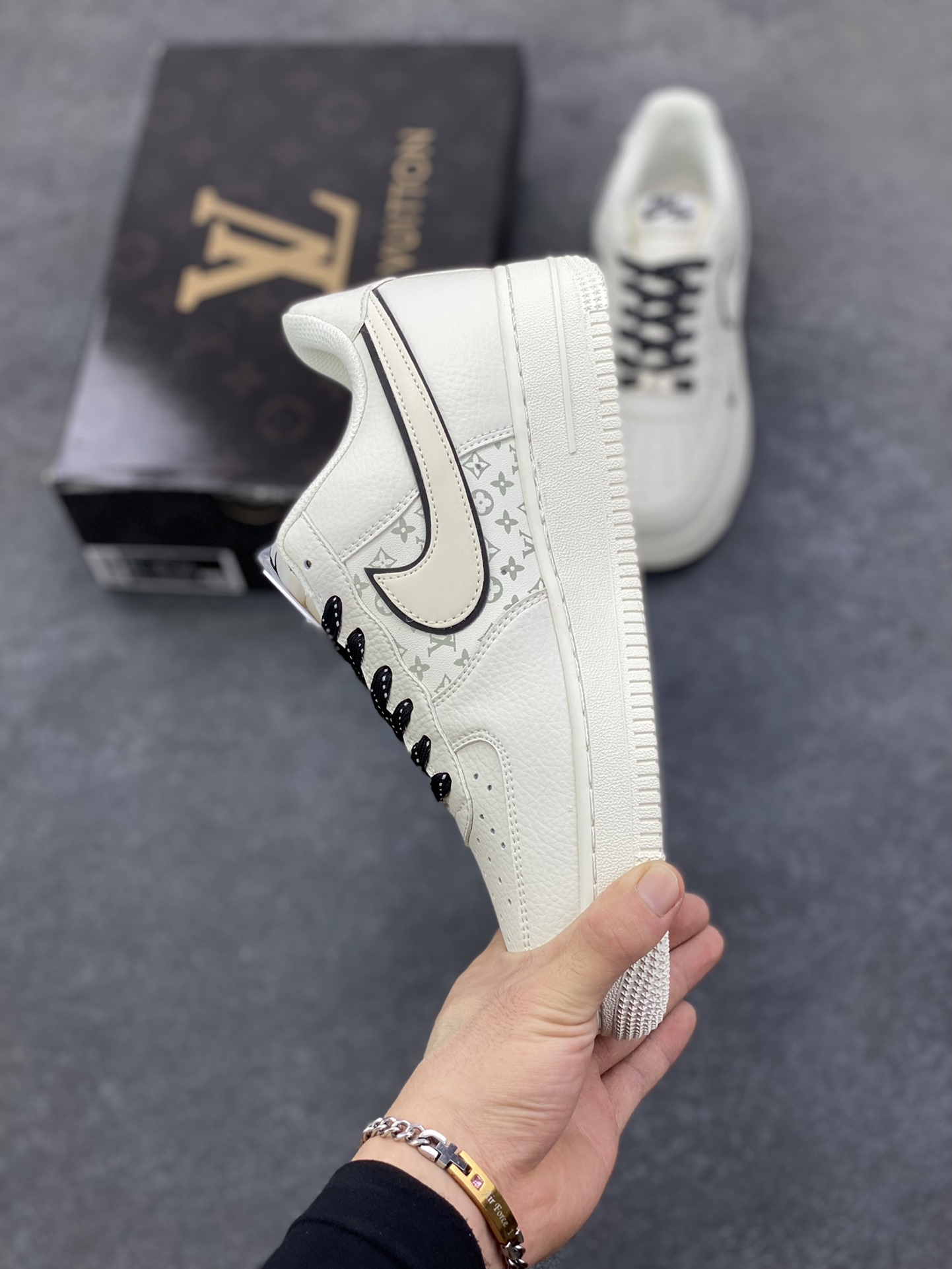 图片[3]-NIke Air Force 1 \’07 Low “LV联名——米白小黑勾”空军一号 低帮 运动鞋 休闲鞋 折边针车 工艺难度大 原楦头原纸板 原装鞋盒 定制五金配件 内置全掌气垫 原厂鞋底 货号：CS5288-035 尺码：36 36.5 37.5 38 38.5 39 40 40.5 41 42 42.5 43 44 44.5 45-选品中心