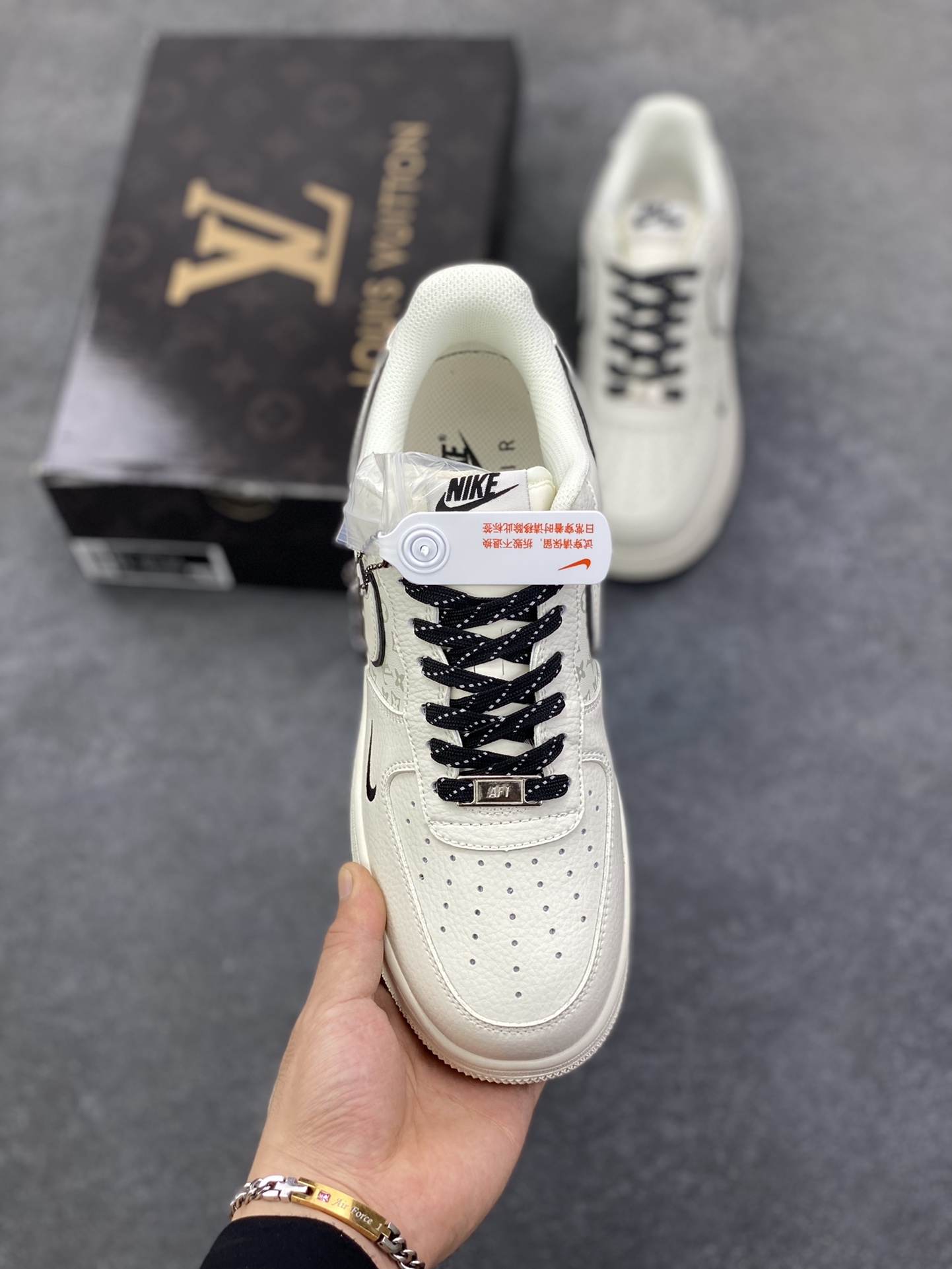 图片[2]-NIke Air Force 1 \’07 Low “LV联名——米白小黑勾”空军一号 低帮 运动鞋 休闲鞋 折边针车 工艺难度大 原楦头原纸板 原装鞋盒 定制五金配件 内置全掌气垫 原厂鞋底 货号：CS5288-035 尺码：36 36.5 37.5 38 38.5 39 40 40.5 41 42 42.5 43 44 44.5 45-选品中心