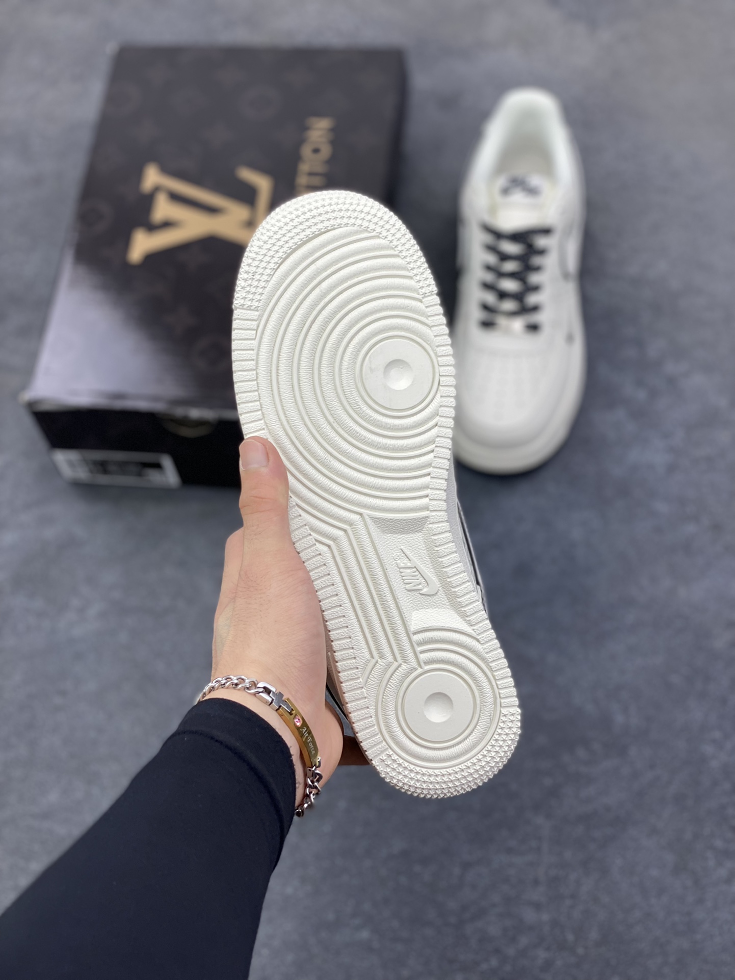 图片[5]-NIke Air Force 1 \’07 Low “LV联名——米白小黑勾”空军一号 低帮 运动鞋 休闲鞋 折边针车 工艺难度大 原楦头原纸板 原装鞋盒 定制五金配件 内置全掌气垫 原厂鞋底 货号：CS5288-035 尺码：36 36.5 37.5 38 38.5 39 40 40.5 41 42 42.5 43 44 44.5 45-选品中心