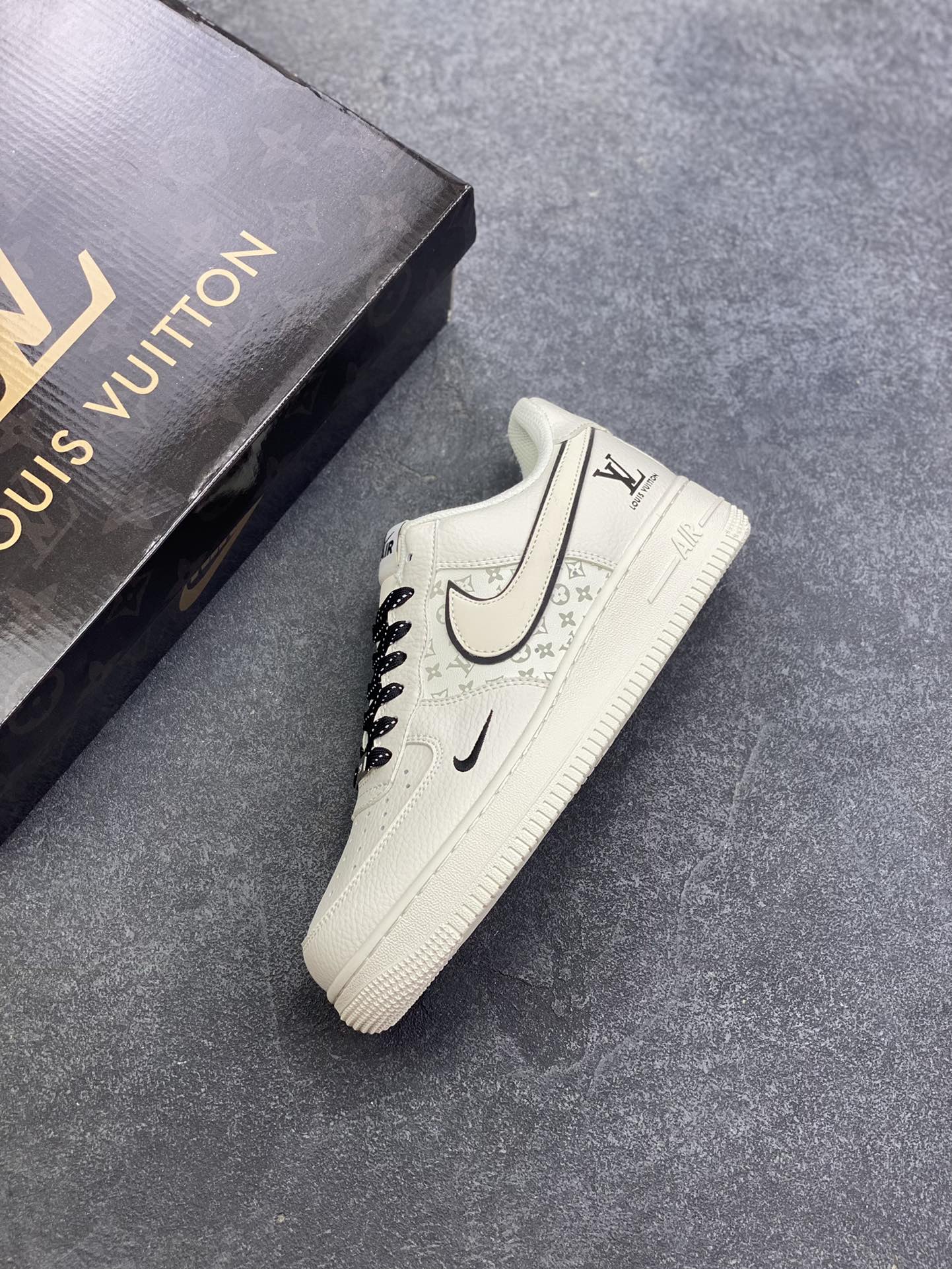 图片[7]-NIke Air Force 1 \’07 Low “LV联名——米白小黑勾”空军一号 低帮 运动鞋 休闲鞋 折边针车 工艺难度大 原楦头原纸板 原装鞋盒 定制五金配件 内置全掌气垫 原厂鞋底 货号：CS5288-035 尺码：36 36.5 37.5 38 38.5 39 40 40.5 41 42 42.5 43 44 44.5 45-选品中心