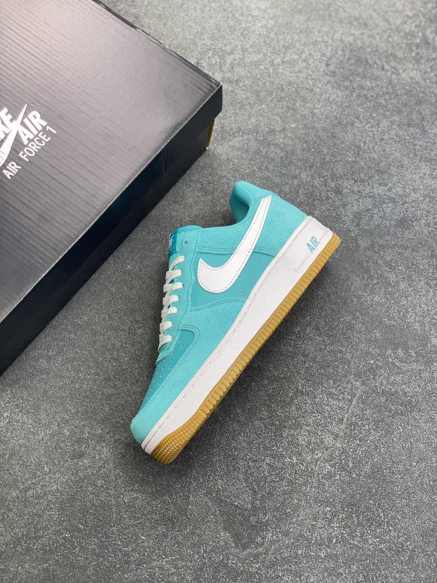 图片[7]-Nike Air Force 1 Low 蓝白 空军一号低帮运动休闲板鞋 原楦头原纸板 打造纯正空军版型 专注外贸渠道 全掌内置蜂窝气垫 原盒配件 原厂中底钢印、拉帮完美 货号：IB6388-301 尺码：36 36.5 37.5 38 38.5 39 40 40.5 41 42 42.5 43 44 44.5 45-选品中心