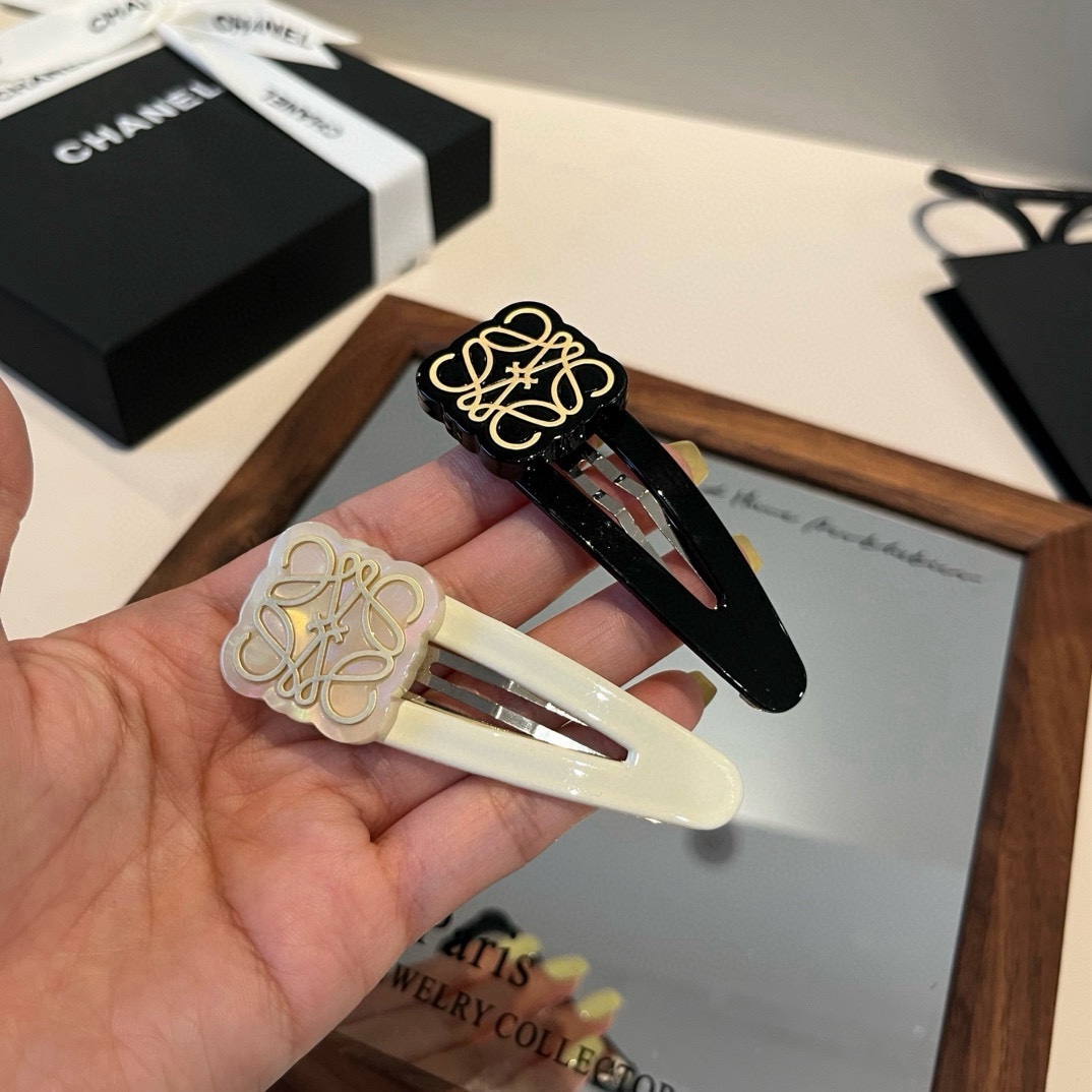 🆕（单个）

LOEWE罗意威新款发夹