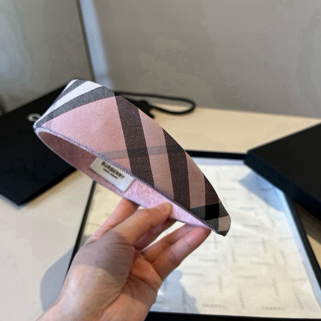 🆕

Burberry巴宝莉格子发箍，超嗲粉色
