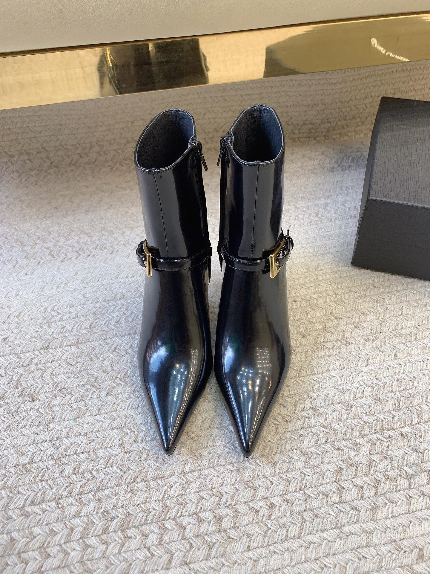 NO:489309,SAINLAUREN*SS25 new side gold buckle zipper boots original cover top quality material imported custom patent leather surface inner imported sheepskin outsole leather outsole size 35-39 (34.40.41 custom made without return or replacement), boots, saint laurent, boots, sheepskin, Leather soles19860909SAINLAUREN*SS25新款侧金扣拉链短靴  原版套楦顶级品质 材质 鞋面进口定制漆皮面 内里进口羊皮里 大底真皮大底 码数35-39（34.40.41定做不退不换）,靴子,saint laurent,boots,sheepskin,Leather soles,Women's Shoes