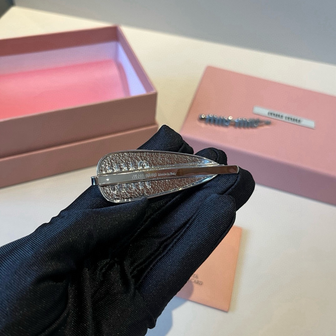 🆕（单个）

miumiu缪缪新款发夹