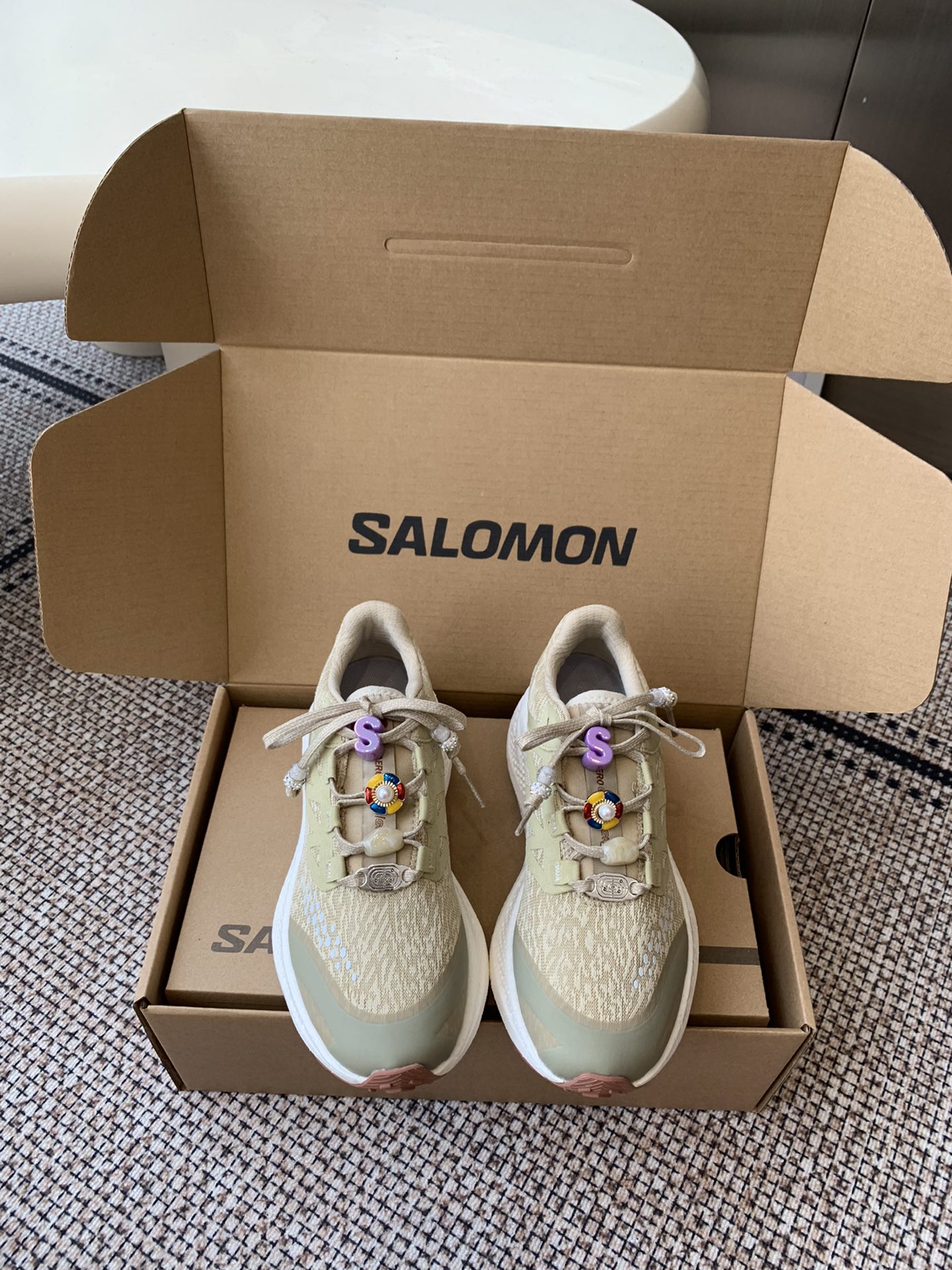 NO:511657,Top version (Accessories 30) SALOMON XT WHISPER MM6 co-branded outdoor casual sneakers Top version Original mold opening buckle New interpretation focuses on its aerodynamic appearance. The iconic white and cream color bring urban style. The other pair is made of pure black to highlight the textured details. The iconic sneakers are refined into a new urban classic to bring silence to SALOMON. Original imported cowhide + breathable mesh. The inner lining original imported breathable mesh. The sole original mold opening anti-slip rubber outsole. The sole is 4CM thick. Size 35-45 (for women 40 and 45 for men). Casual shoes/sports shoes, masion margiela, sneakers, cowhide19860909顶级版本（配饰30）SALOMON XT WHISPER 萨洛蒙 MM6联名款户外 休闲 运动鞋 顶级版本 原版开模饰扣 全新演绎的专注于其空气动力学的外观上 标志性白色与奶油色带来都市风格. 另一双则以纯粹的黑色打造 突出富质感的细节,标志性运动鞋被提炼为新的都市经典为 SALOMON 带来静谧气息 面料原版进口牛皮＋透气网面 内里原版进口透气网里 鞋底原版开模防滑橡胶大底 底厚4CM 码数35-45（女40 男45定做）,休闲鞋/运动鞋,masion margiela,sneakers,cowhide,Women's Shoes