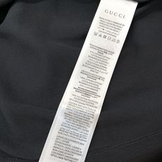 ,Gucci 古驰,2025秋季最新款,专柜同步有售,原单狠货,时尚休闲翻领长袖上衣,上身很有特点!吸睛 ,Gucci 古驰,2025秋季最新款,专柜同步有售,原单狠货,时尚休闲翻领长袖上衣,上身很有特点!吸睛