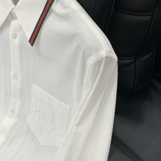 ,Gucci 古驰,2025秋季最新款,专柜同步有售,原单狠货,时尚休闲长袖衬衫,上身很有特点!吸睛而有 ,Gucci 古驰,2025秋季最新款,专柜同步有售,原单狠货,时尚休闲长袖衬衫,上身很有特点!吸睛而有