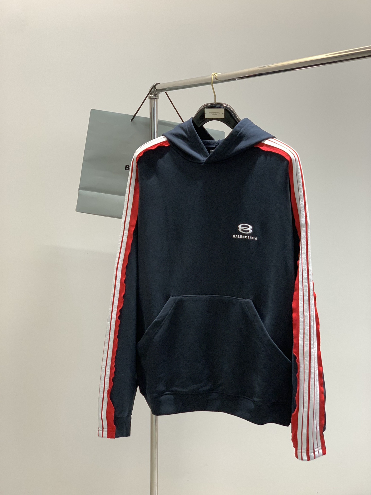 ，Balenciaga 巴黎世家，2025秋季最新款，专柜同步有售，原单狠货，爆款时尚休闲连帽外套，进口
