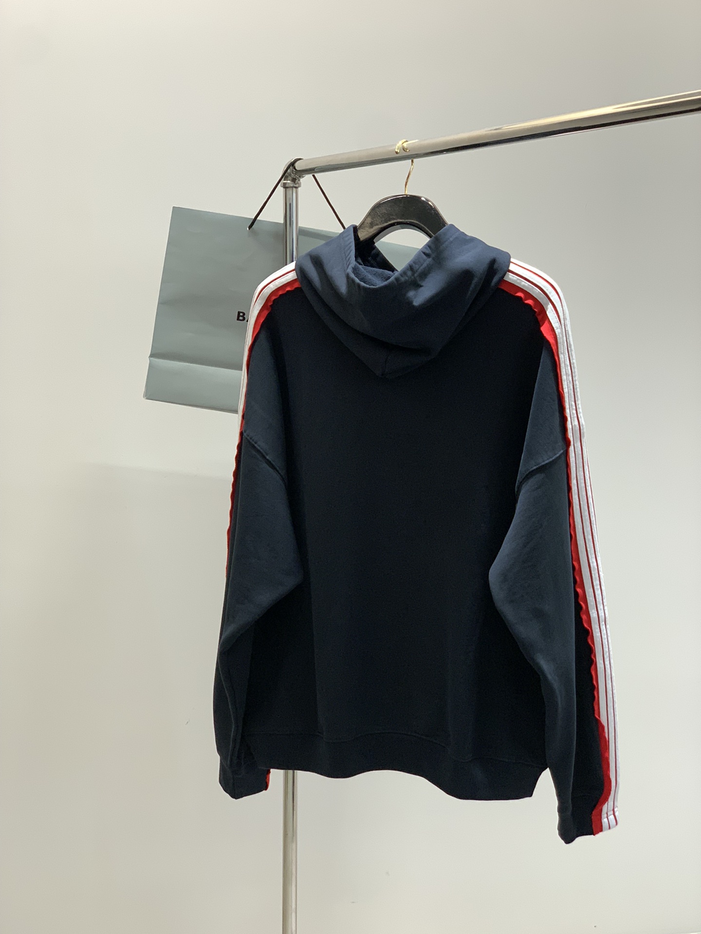 ，Balenciaga 巴黎世家，2025秋季最新款，专柜同步有售，原单狠货，爆款时尚休闲连帽外套，进口