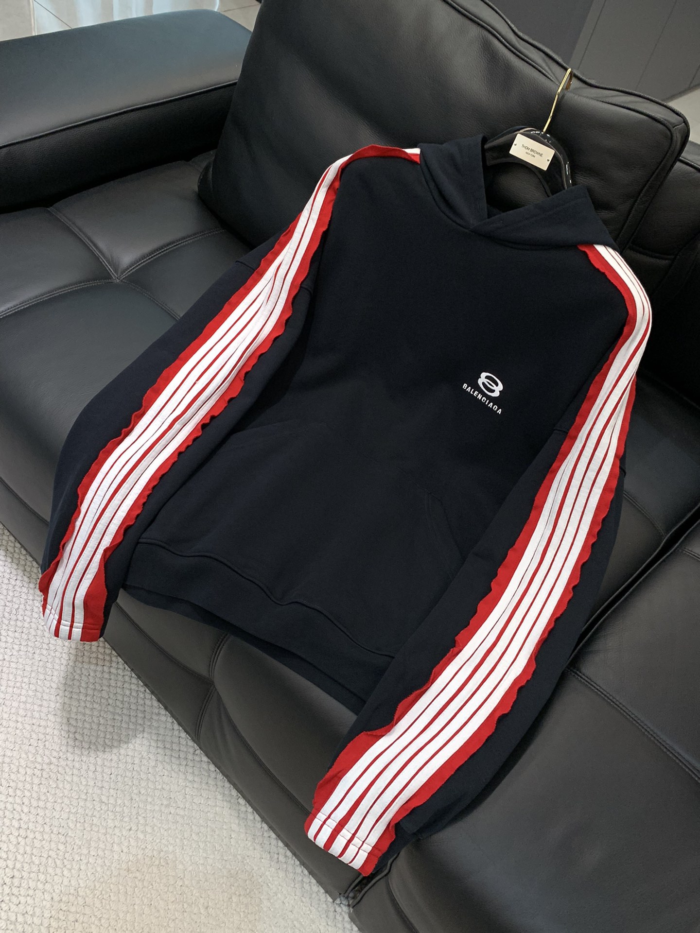 ，Balenciaga 巴黎世家，2025秋季最新款，专柜同步有售，原单狠货，爆款时尚休闲连帽外套，进口