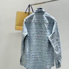 ,LouisVuitton 路易威登,2025秋季最新款,专柜同步有售,原单狠货,时尚休闲牛仔外套,上身 ,LouisVuitton 路易威登,2025秋季最新款,专柜同步有售,原单狠货,时尚休闲牛仔外套,上身