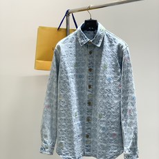 ,LouisVuitton 路易威登,2025秋季最新款,专柜同步有售,原单狠货,时尚休闲牛仔外套,上身 ,LouisVuitton 路易威登,2025秋季最新款,专柜同步有售,原单狠货,时尚休闲牛仔外套,上身
