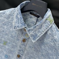 ,LouisVuitton 路易威登,2025秋季最新款,专柜同步有售,原单狠货,时尚休闲牛仔外套,上身 ,LouisVuitton 路易威登,2025秋季最新款,专柜同步有售,原单狠货,时尚休闲牛仔外套,上身