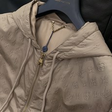 ,LouisVuitton 路易威登,2025秋冬最新款,专柜同步有售,原单狠货,时尚休闲➕薄棉连帽外套 ,LouisVuitton 路易威登,2025秋冬最新款,专柜同步有售,原单狠货,时尚休闲➕薄棉连帽外套
