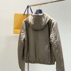 ,LouisVuitton 路易威登,2025秋冬最新款,专柜同步有售,原单狠货,时尚休闲➕薄棉连帽外套 ,LouisVuitton 路易威登,2025秋冬最新款,专柜同步有售,原单狠货,时尚休闲➕薄棉连帽外套