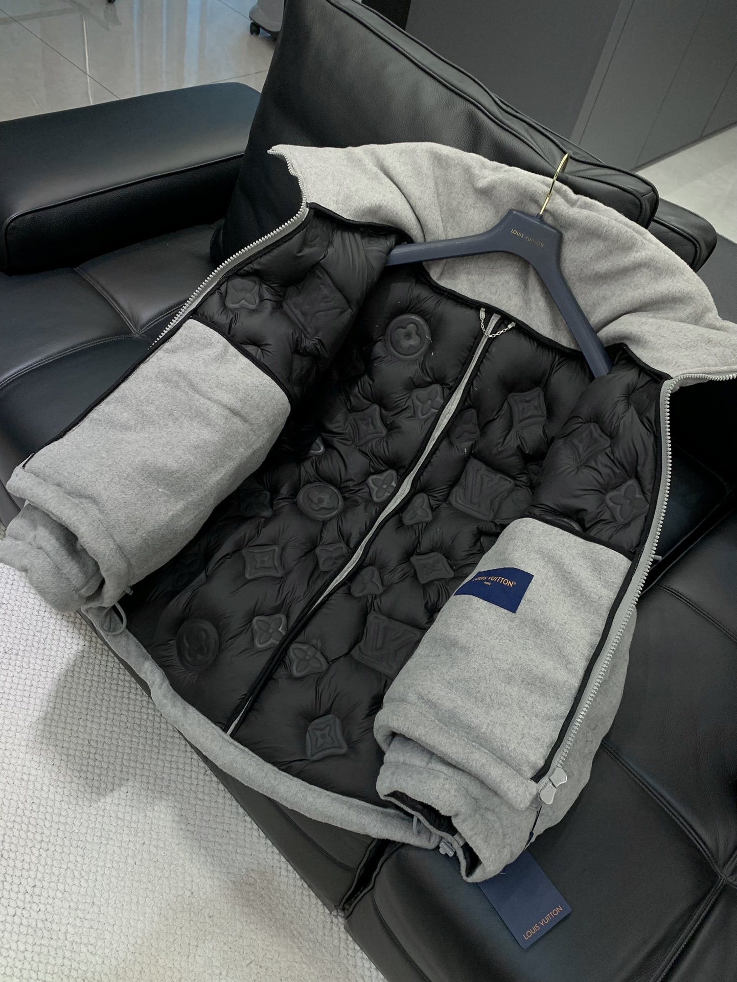 ,LouisVuitton 路易威登,2025冬季最新款,专柜同步有售,原单狠货,时尚休闲连帽羽绒服外套