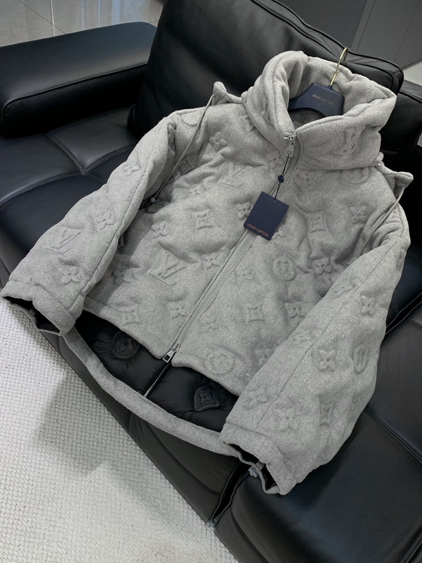,LouisVuitton 路易威登,2025冬季最新款,专柜同步有售,原单狠货,时尚休闲连帽羽绒服外套