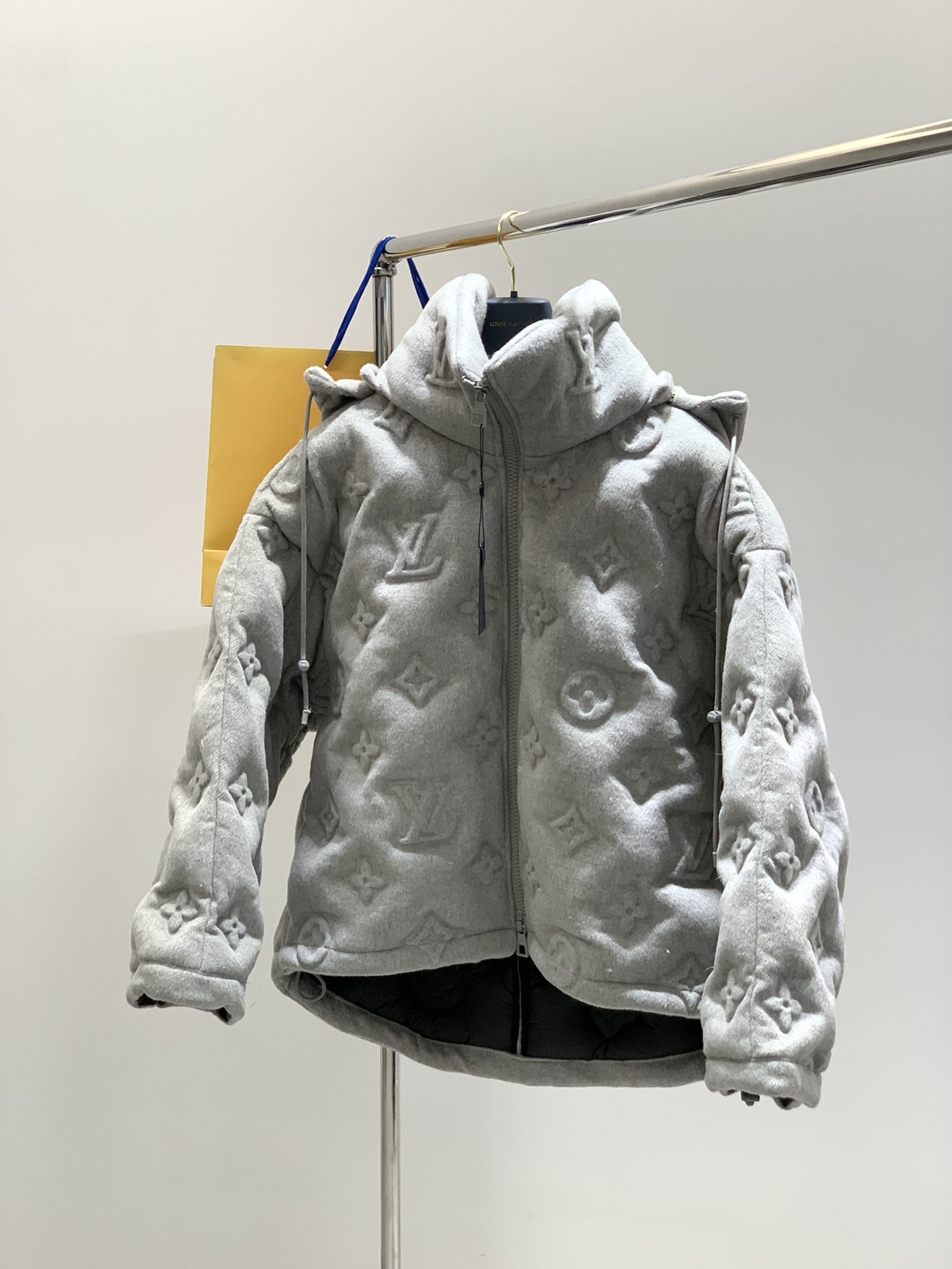 ,LouisVuitton 路易威登,2025冬季最新款,专柜同步有售,原单狠货,时尚休闲连帽羽绒服外套