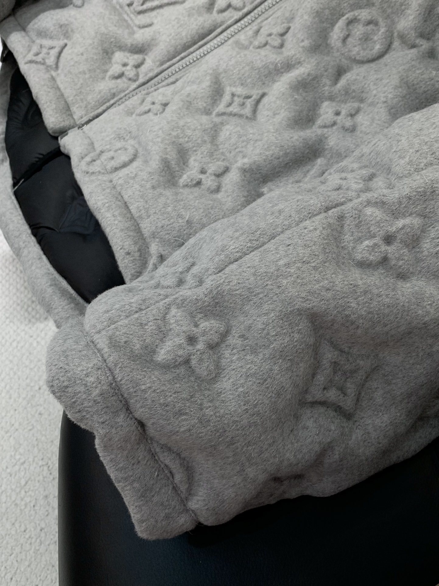 ,LouisVuitton 路易威登,2025冬季最新款,专柜同步有售,原单狠货,时尚休闲连帽羽绒服外套