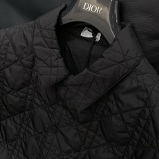 ,Dior 迪奥, 2025秋冬新品,专柜同步有售,简约时尚休闲➕薄棉夹克翻领外套,原版进口面料,舒适透 ,Dior 迪奥, 2025秋冬新品,专柜同步有售,简约时尚休闲➕薄棉夹克翻领外套,原版进口面料,舒适透