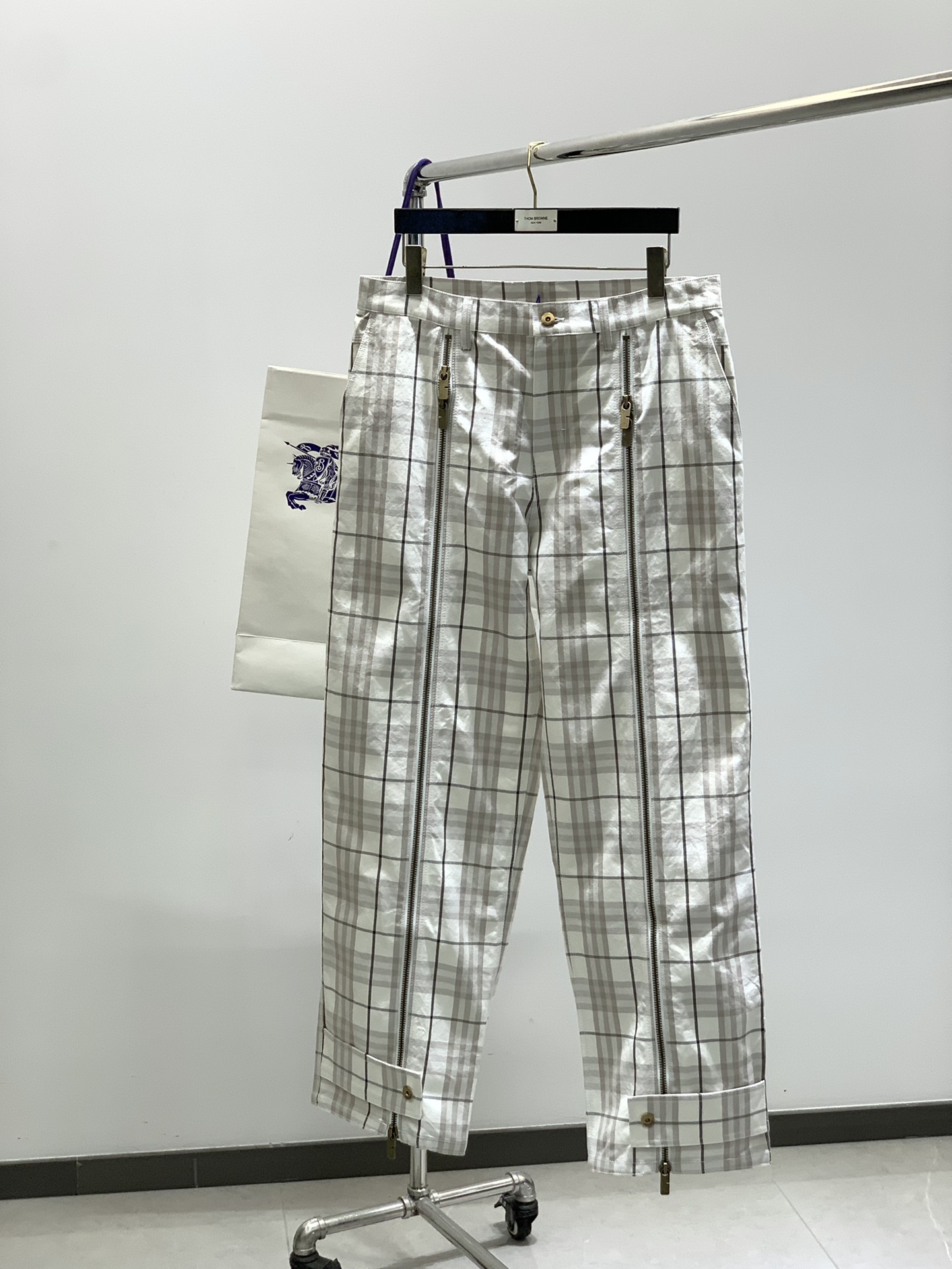 ，Burberry 巴宝莉，2025秋季最新品，专柜同步有售，原单狠货，时尚休闲裤，进口原版面料，上身舒