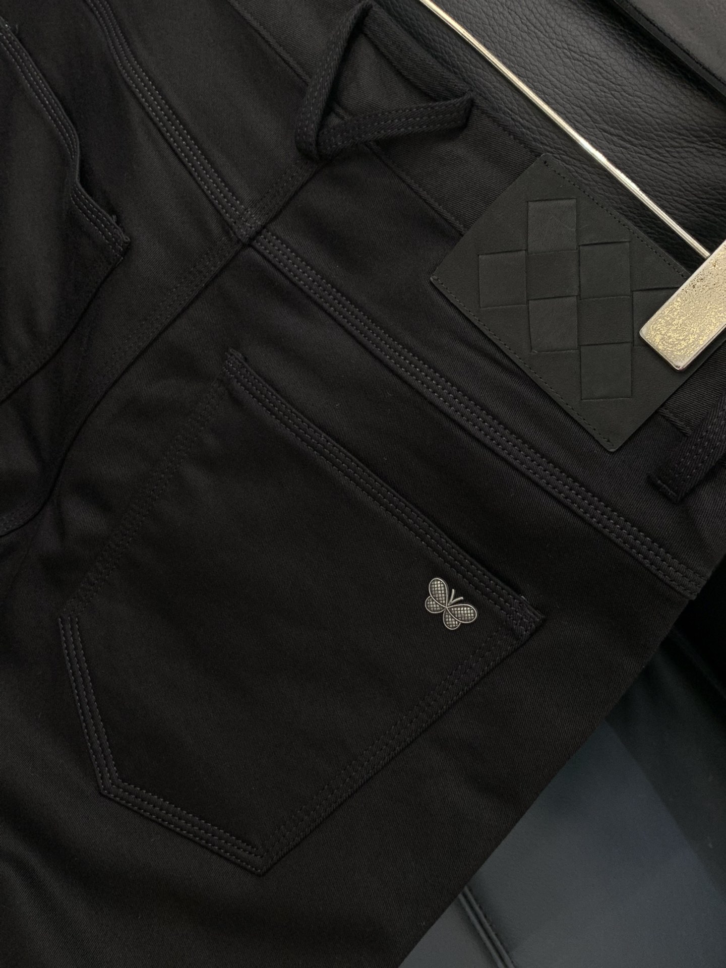 ，Bottega Veneta 葆蝶家，2025秋季新品，时尚休闲裤，专柜同步有售，原单狠货，进口原版水