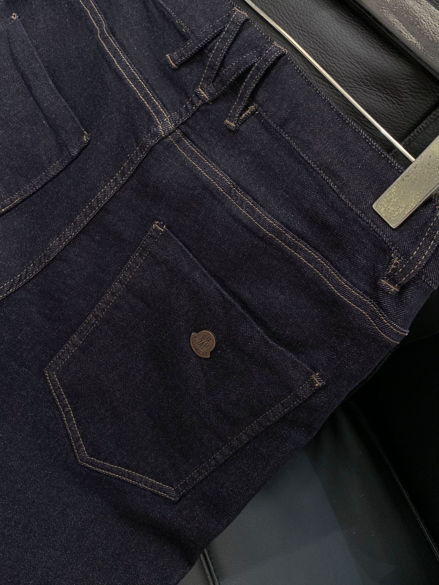 ，Moncler 蒙口，2025秋季最新品，专柜同步有售，原单狠货，时尚休闲水洗牛仔裤，采用进口原版面料