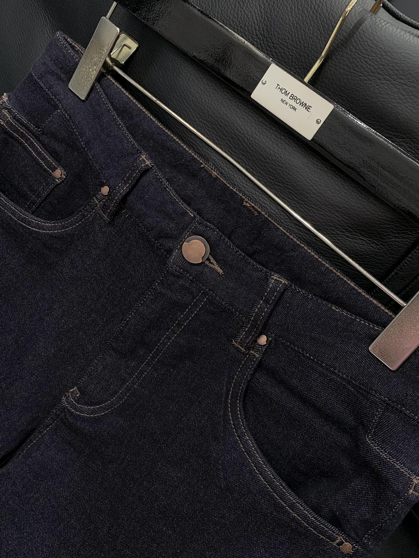 ，Moncler 蒙口，2025秋季最新品，专柜同步有售，原单狠货，时尚休闲水洗牛仔裤，采用进口原版面料