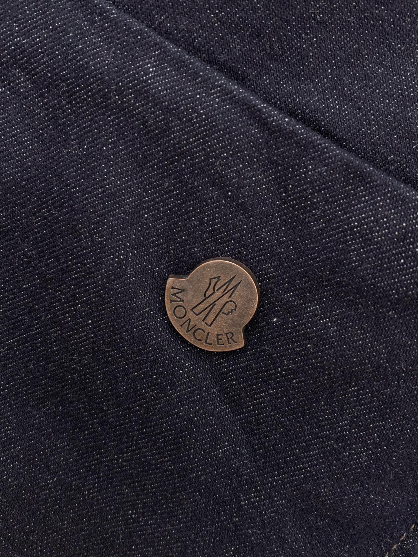 ，Moncler 蒙口，2025秋季最新品，专柜同步有售，原单狠货，时尚休闲水洗牛仔裤，采用进口原版面料