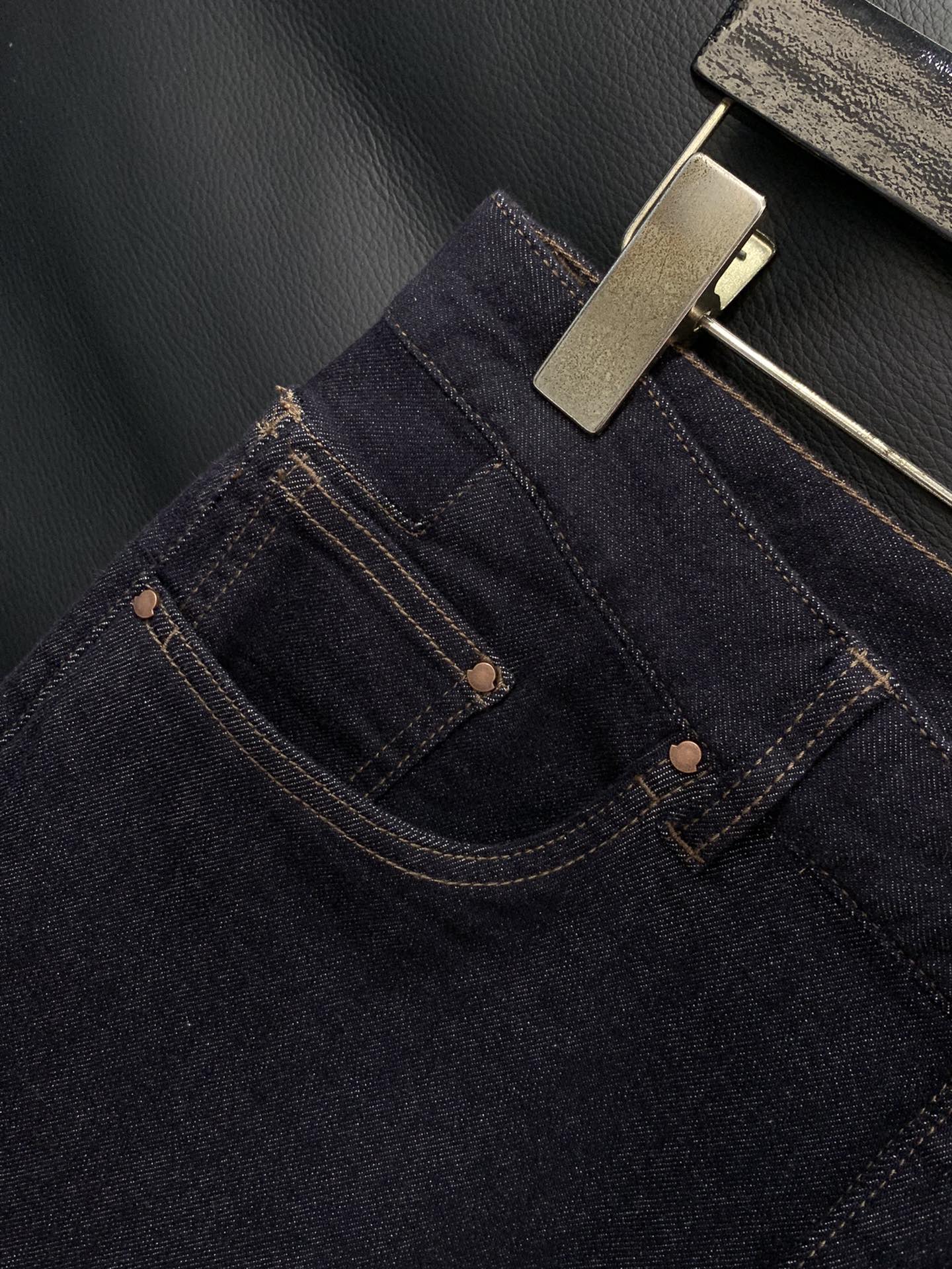 ，Moncler 蒙口，2025秋季最新品，专柜同步有售，原单狠货，时尚休闲水洗牛仔裤，采用进口原版面料