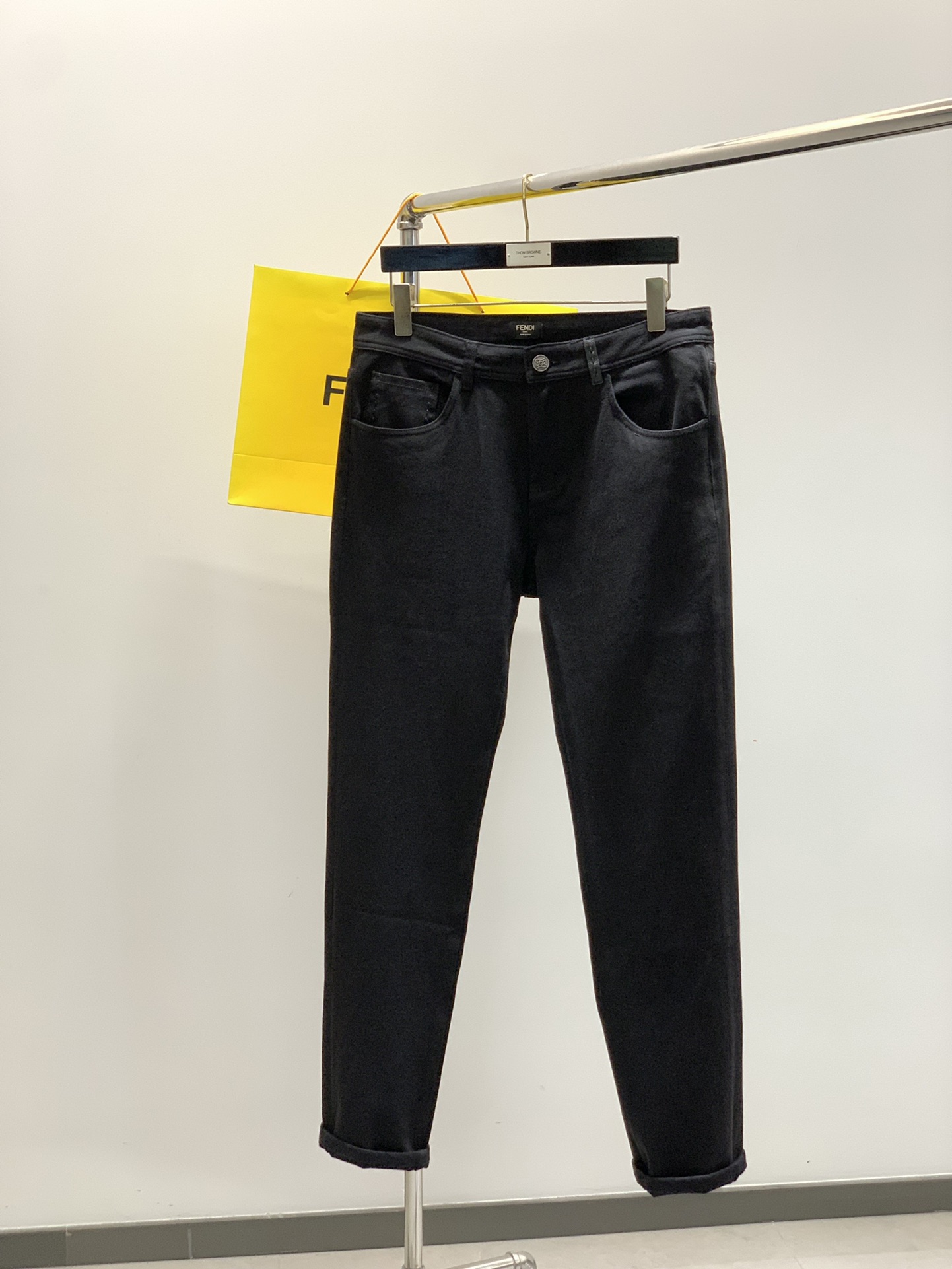 ，Fendi 芬迪，2025秋季最新品，专柜同步有售，原单狠货，水洗休闲牛仔裤，进口原版水洗弹力面料，舒