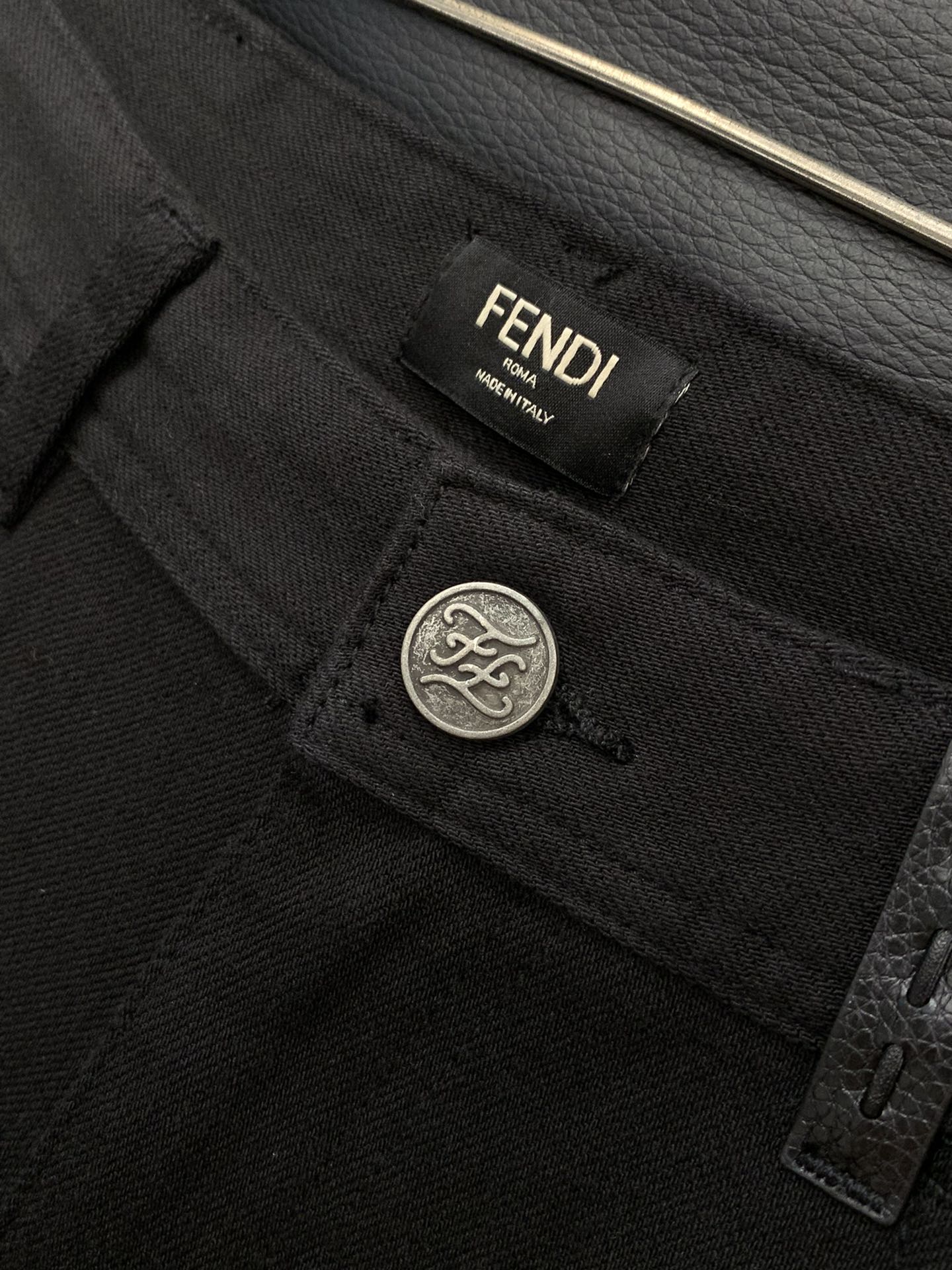 ，Fendi 芬迪，2025秋季最新品，专柜同步有售，原单狠货，水洗休闲牛仔裤，进口原版水洗弹力面料，舒