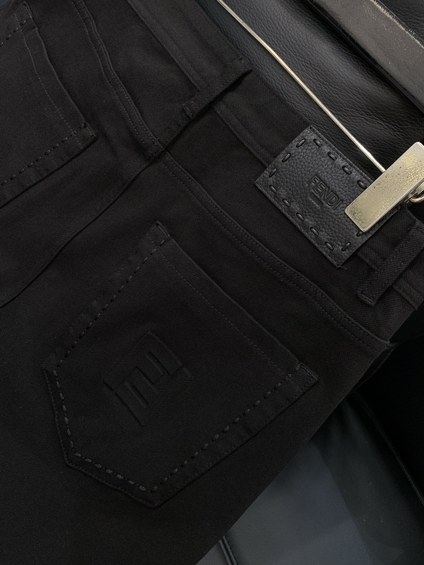 ，Fendi 芬迪，2025秋季最新品，专柜同步有售，原单狠货，水洗休闲牛仔裤，进口原版水洗弹力面料，舒
