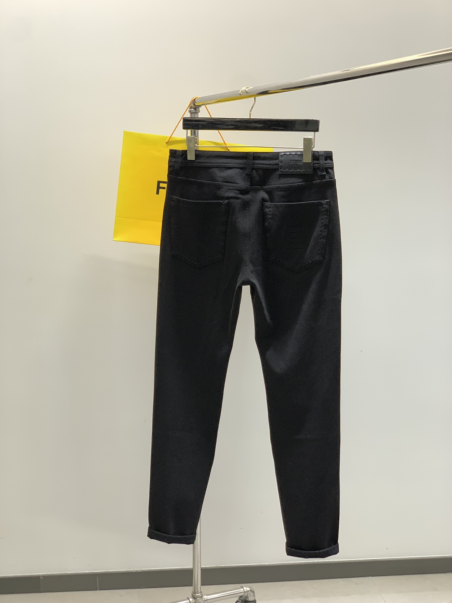 ，Fendi 芬迪，2025秋季最新品，专柜同步有售，原单狠货，水洗休闲牛仔裤，进口原版水洗弹力面料，舒