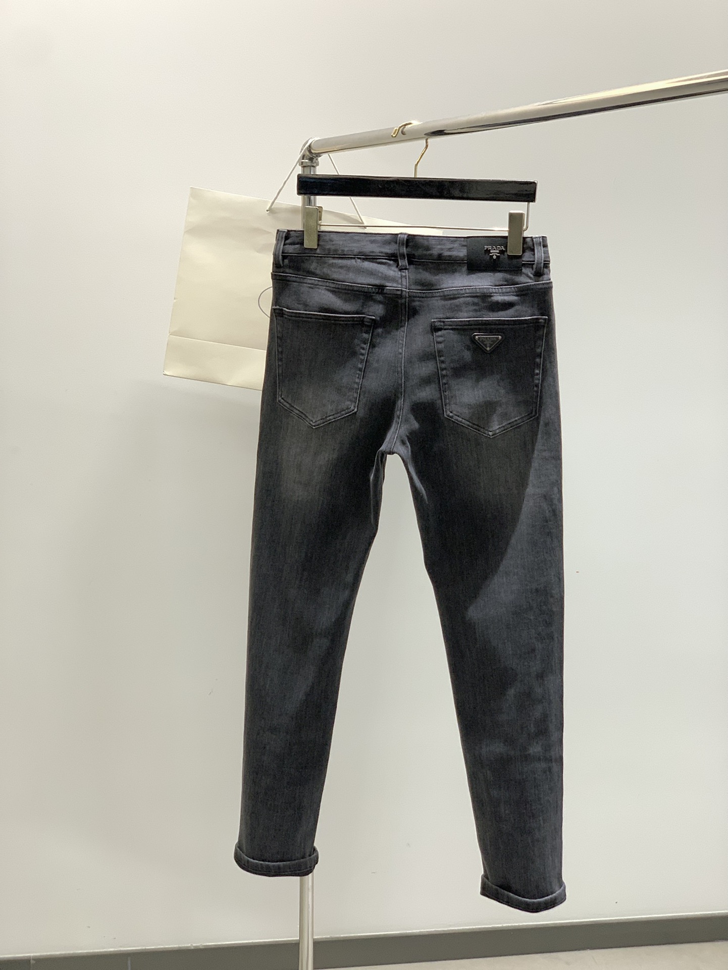 ，PRADA 普拉达，2025秋季最新品，专柜同步有售，原单狠货，水洗休闲牛仔裤，进口原版水洗弹力面料，