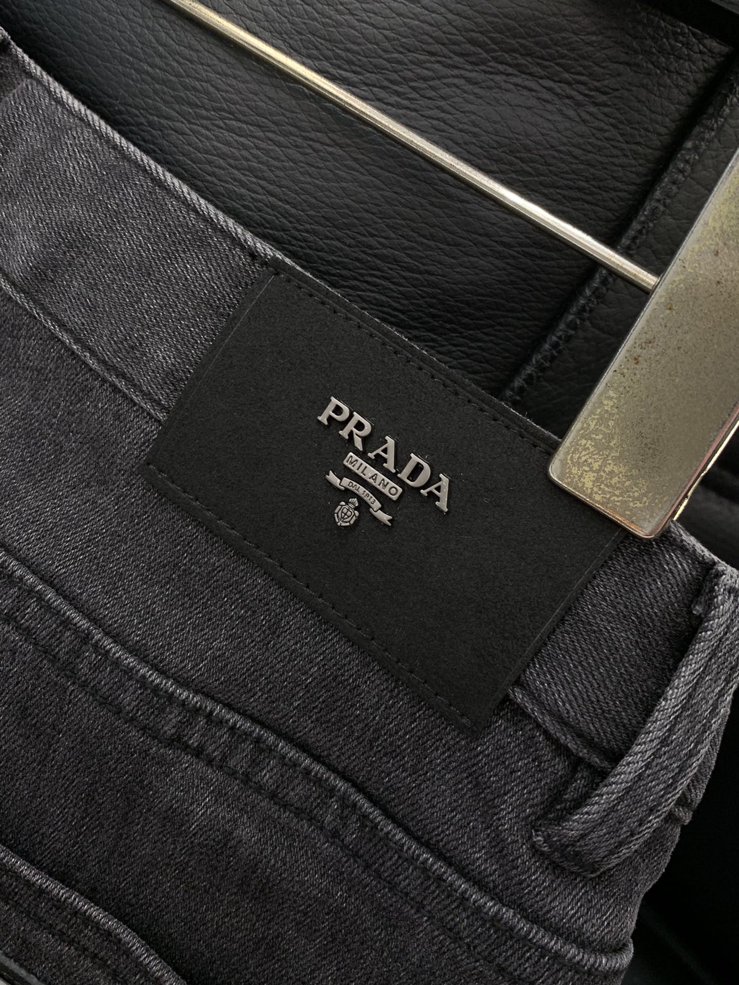 ，PRADA 普拉达，2025秋季最新品，专柜同步有售，原单狠货，水洗休闲牛仔裤，进口原版水洗弹力面料，