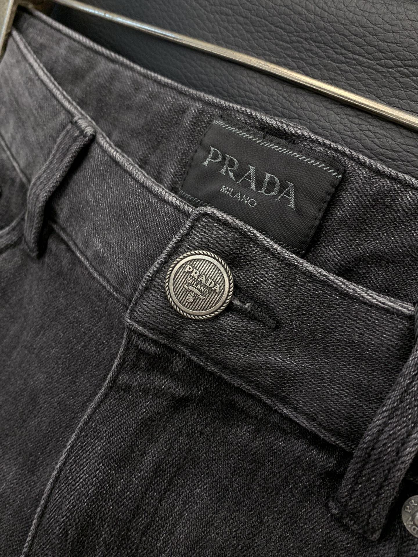 ，PRADA 普拉达，2025秋季最新品，专柜同步有售，原单狠货，水洗休闲牛仔裤，进口原版水洗弹力面料，