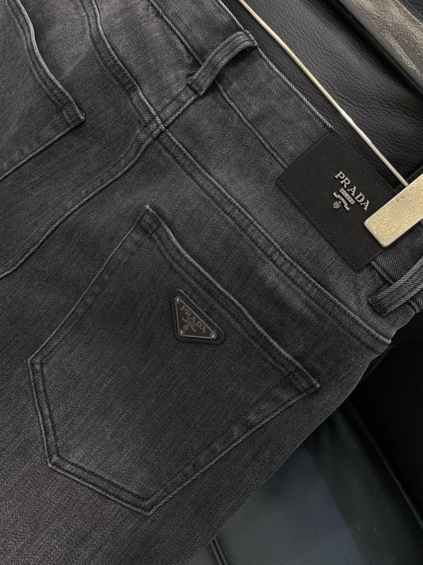 ，PRADA 普拉达，2025秋季最新品，专柜同步有售，原单狠货，水洗休闲牛仔裤，进口原版水洗弹力面料，
