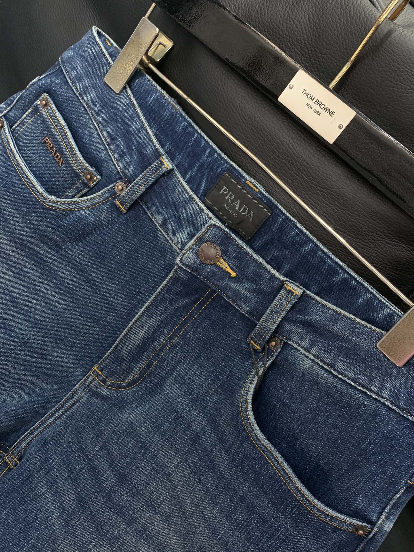 ，PRADA 普拉达，2025秋季最新品，专柜同步有售，原单狠货，水洗休闲牛仔裤，进口原版水洗弹力面料，