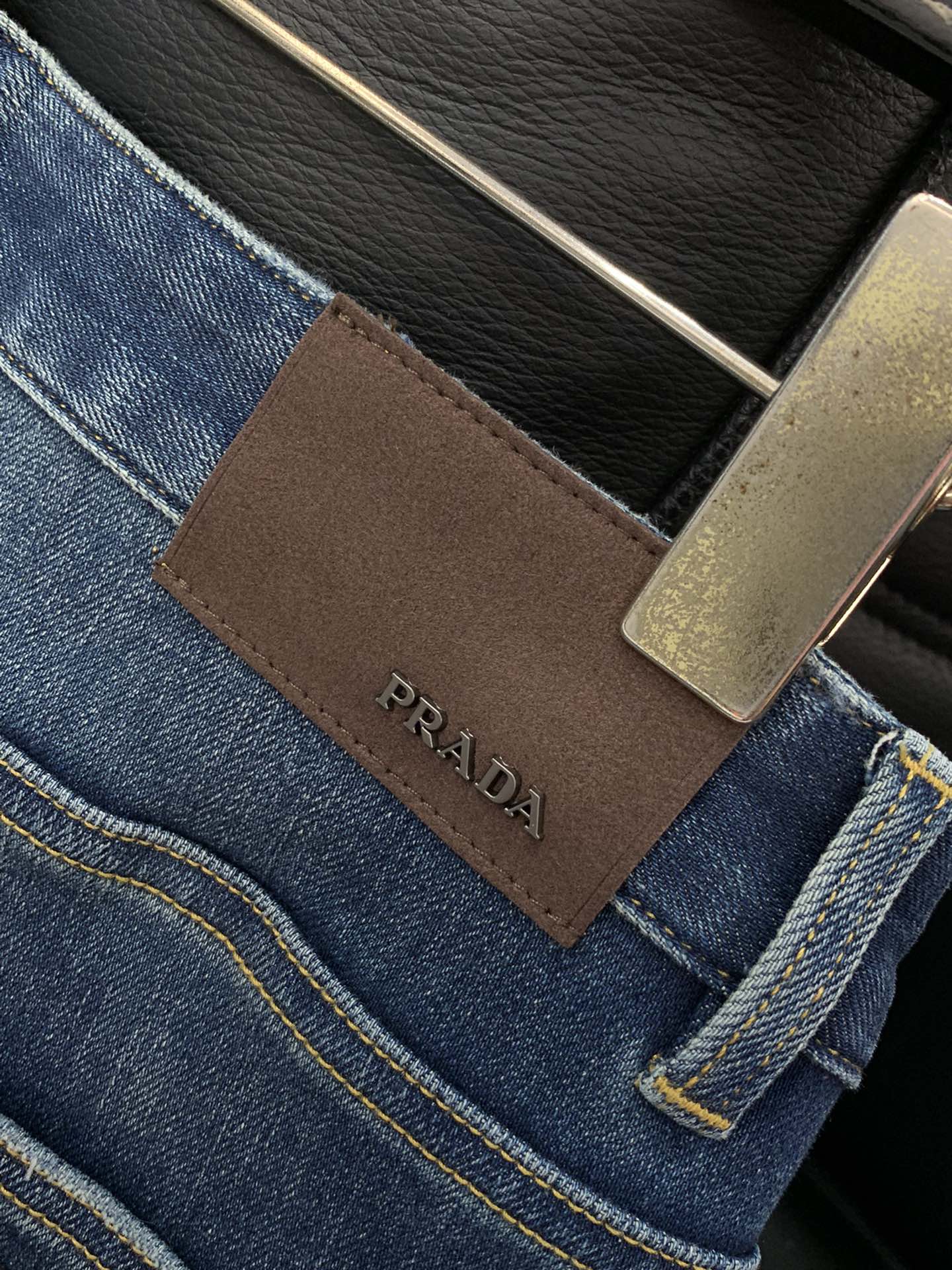 ，PRADA 普拉达，2025秋季最新品，专柜同步有售，原单狠货，水洗休闲牛仔裤，进口原版水洗弹力面料，