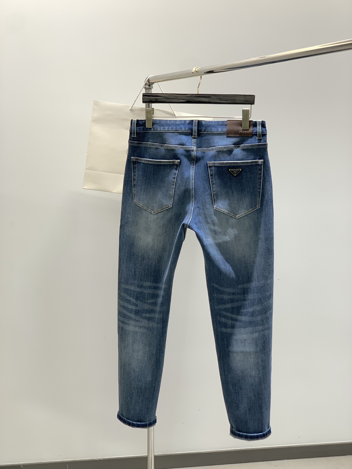 ，PRADA 普拉达，2025秋季最新品，专柜同步有售，原单狠货，水洗休闲牛仔裤，进口原版水洗弹力面料，