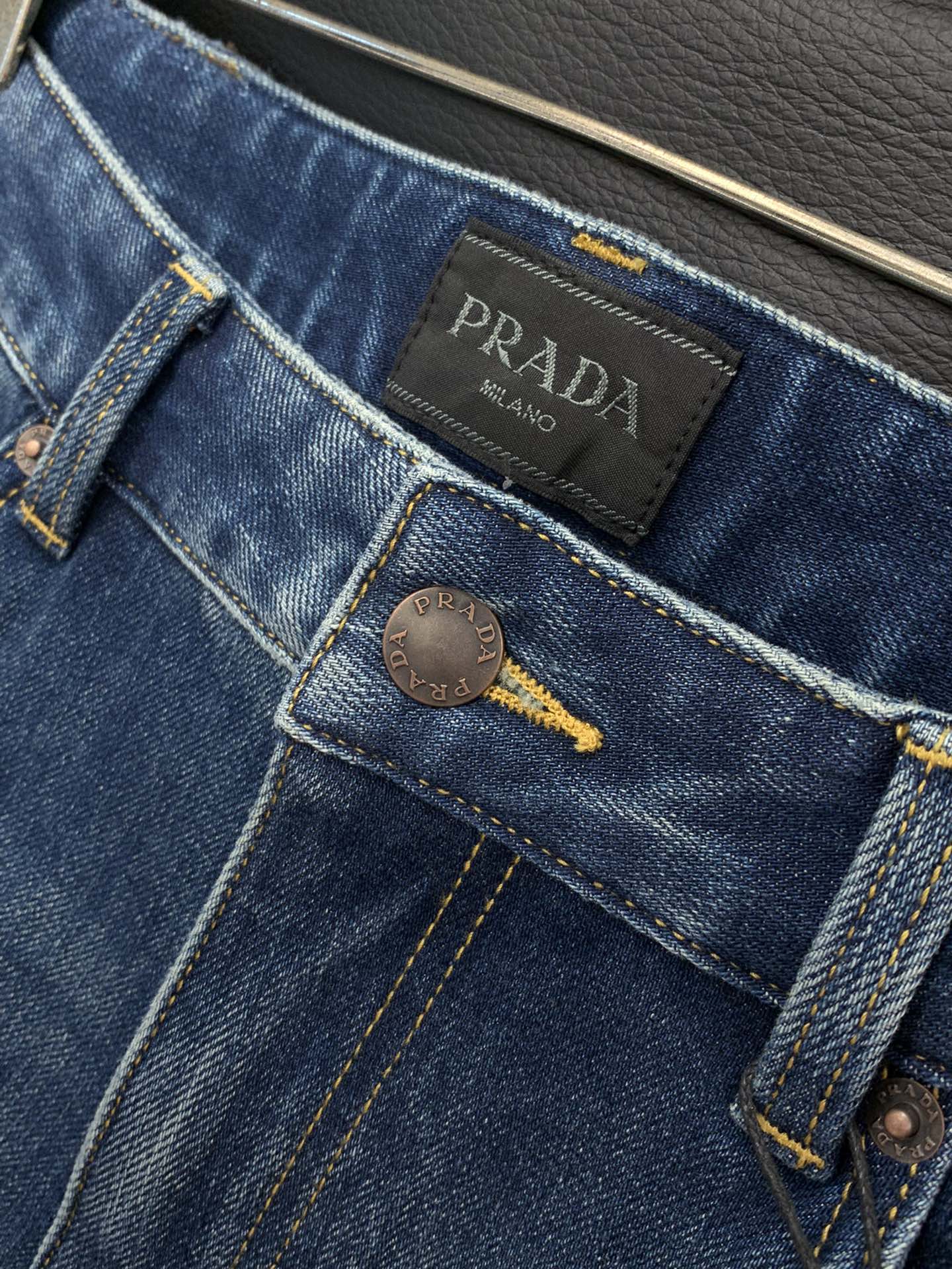 ，PRADA 普拉达，2025秋季最新品，专柜同步有售，原单狠货，水洗休闲牛仔裤，进口原版水洗弹力面料，