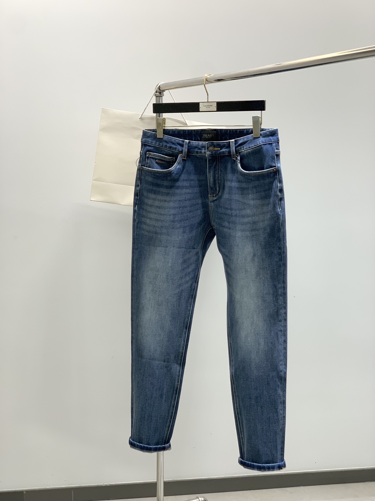 ，PRADA 普拉达，2025秋季最新品，专柜同步有售，原单狠货，水洗休闲牛仔裤，进口原版水洗弹力面料，