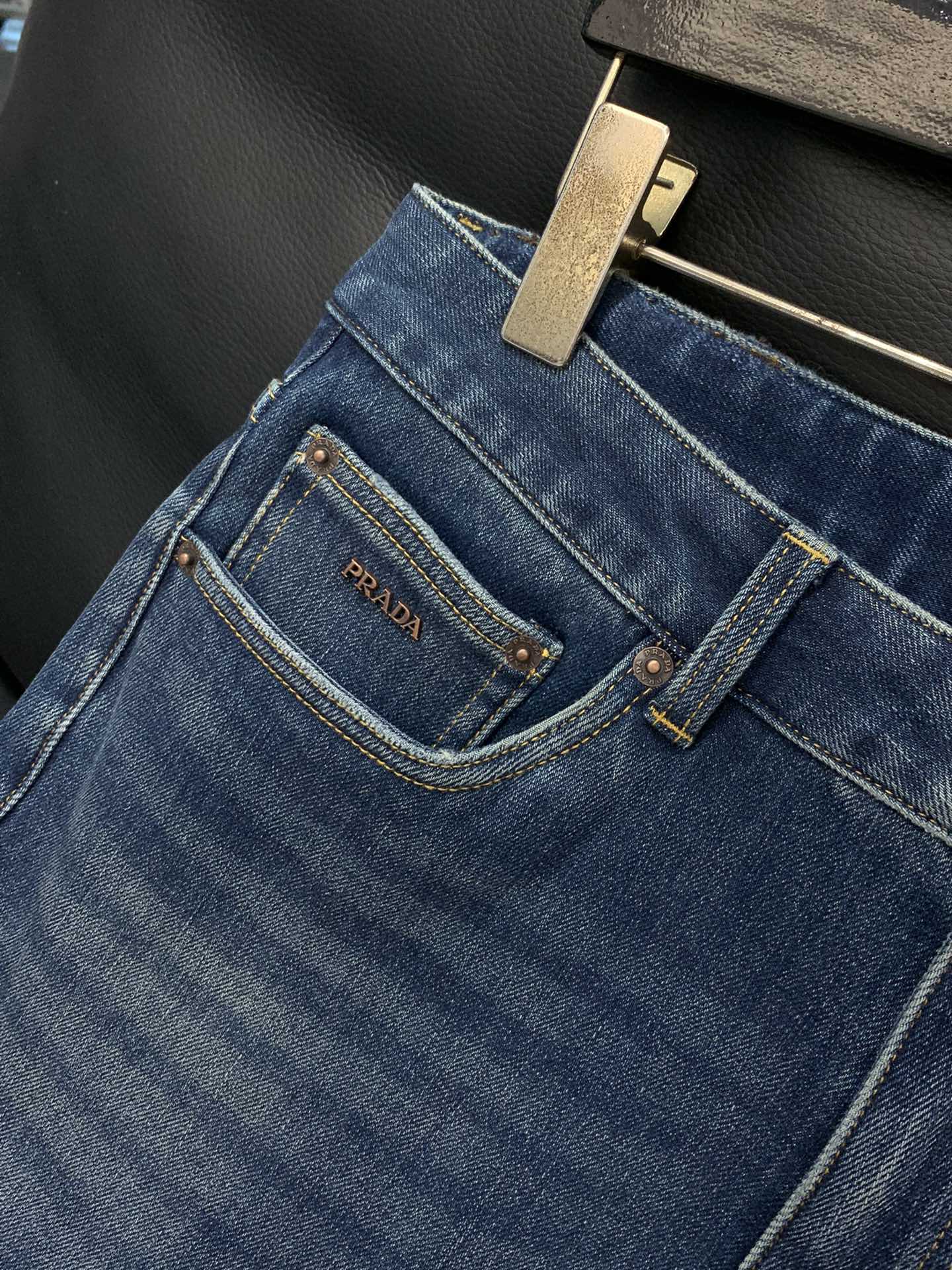 ，PRADA 普拉达，2025秋季最新品，专柜同步有售，原单狠货，水洗休闲牛仔裤，进口原版水洗弹力面料，